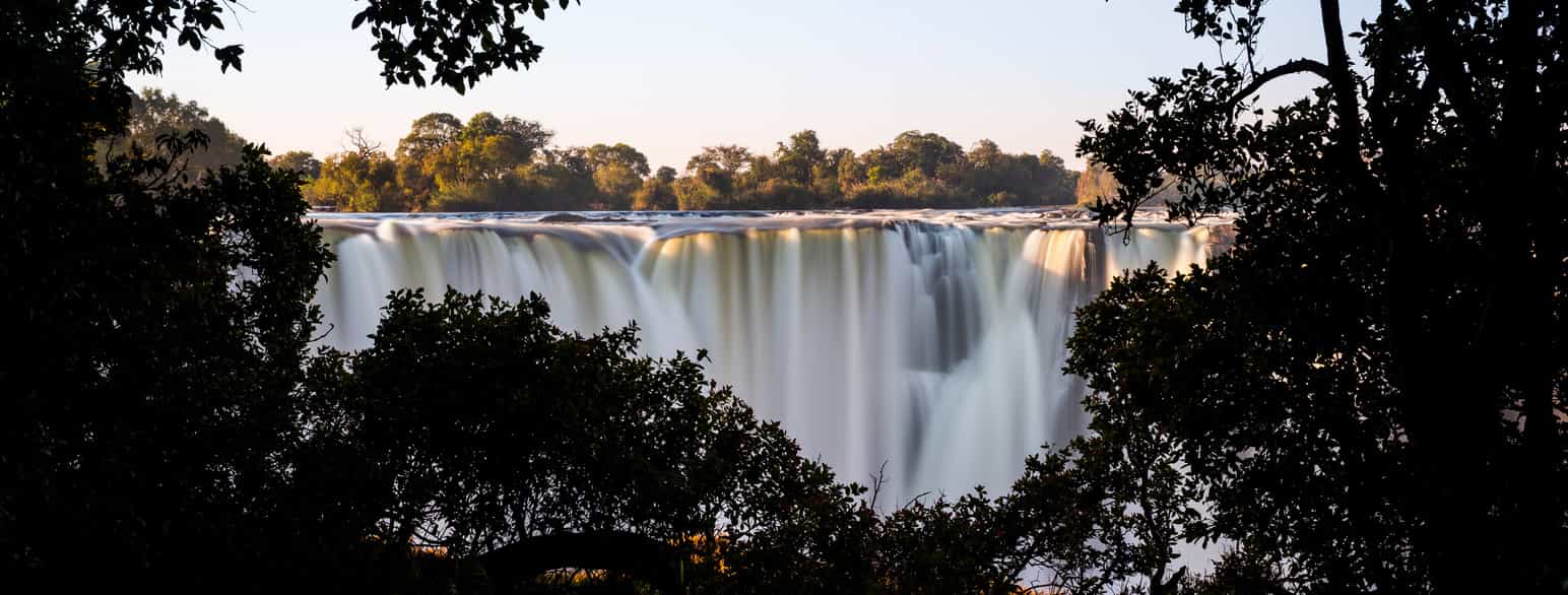 Victoriafallene, et av verdens høyeste fossefall, sett fra Zimbabwe. Fossen ligger både i Zimbabwe og nabolandet Zambia