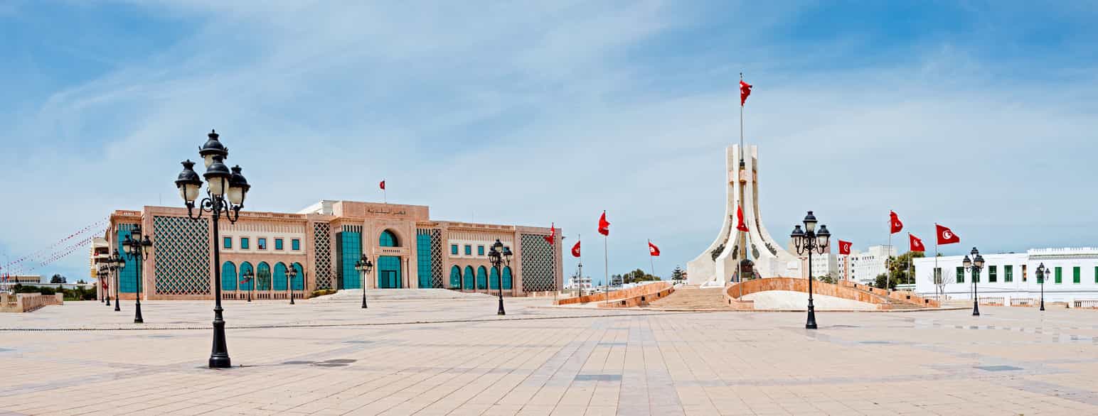 På Kasbah-plassen i Tunisias hovudstad Tunis er det rådhus og eit nasjonalmonument