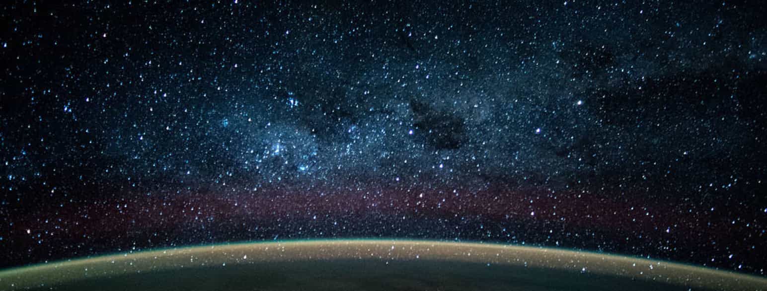 Melkeveien sett bak Jordas horisont.