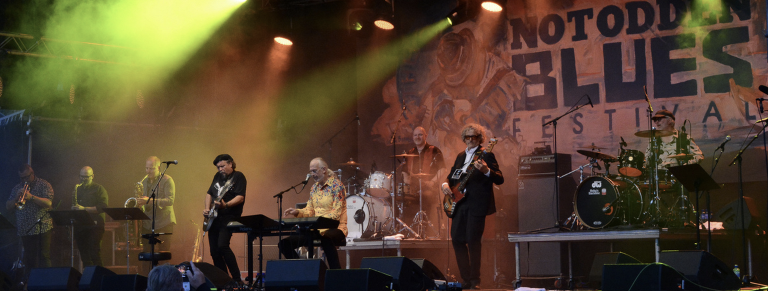 Notodden Bluesfestival. Reidar Larsen med band på scenen i 2021.
