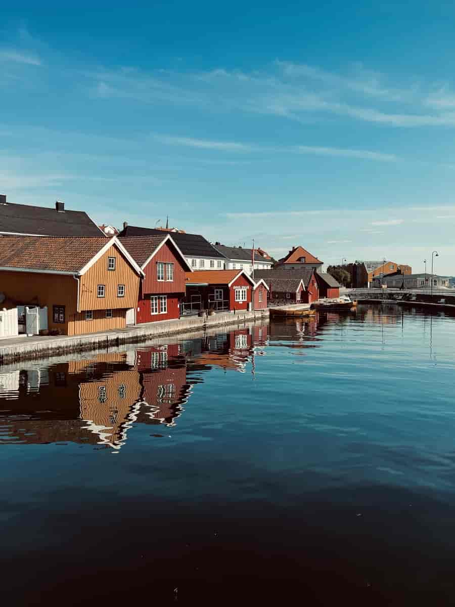 Ferge fra Kragerø legger til ved Portør brygge