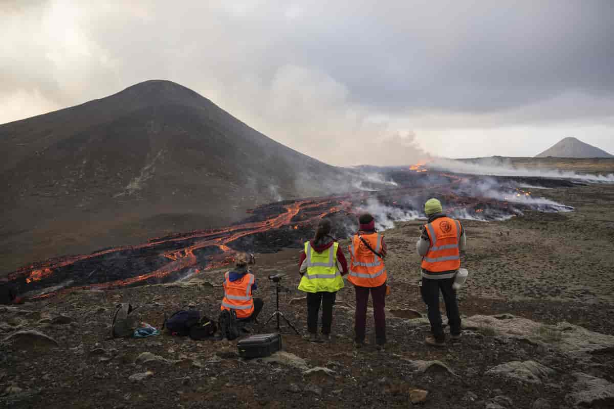 geologer ved Fagradalsfjall-vulkanen (2023)