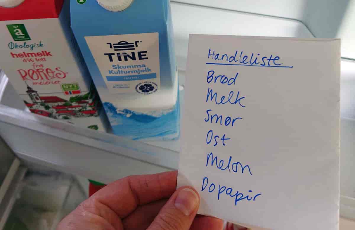 Fotografi av en handleliste og en kjøleskapshylle med melk