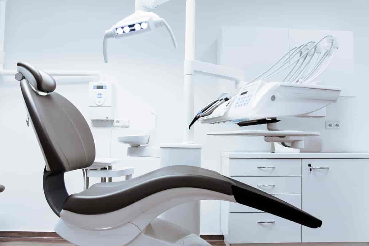 Foto av tannlegestol og utstyr