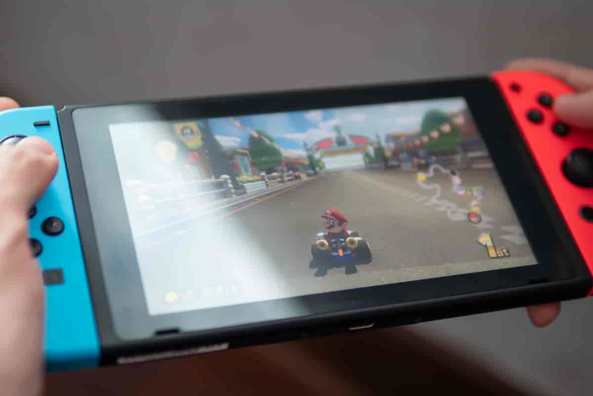 En håndholdt Nintendo Switch med spillet Mario Kart på skjermen. Foto