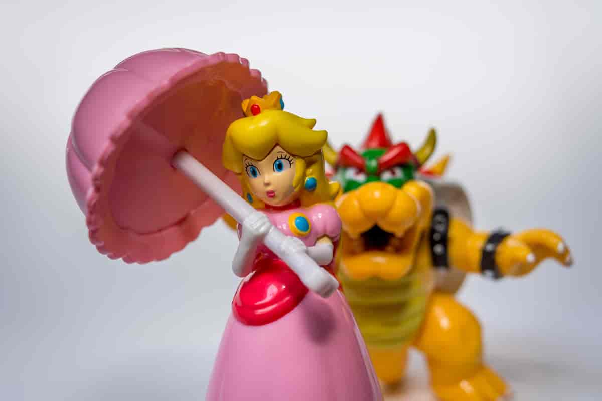 Plastfigurer av Prinsesse Peach og den onde skilpadden Bowser. Peach har rosa kjole og paraply. Bowser har gul kropp og skarpe tenner. Foto
