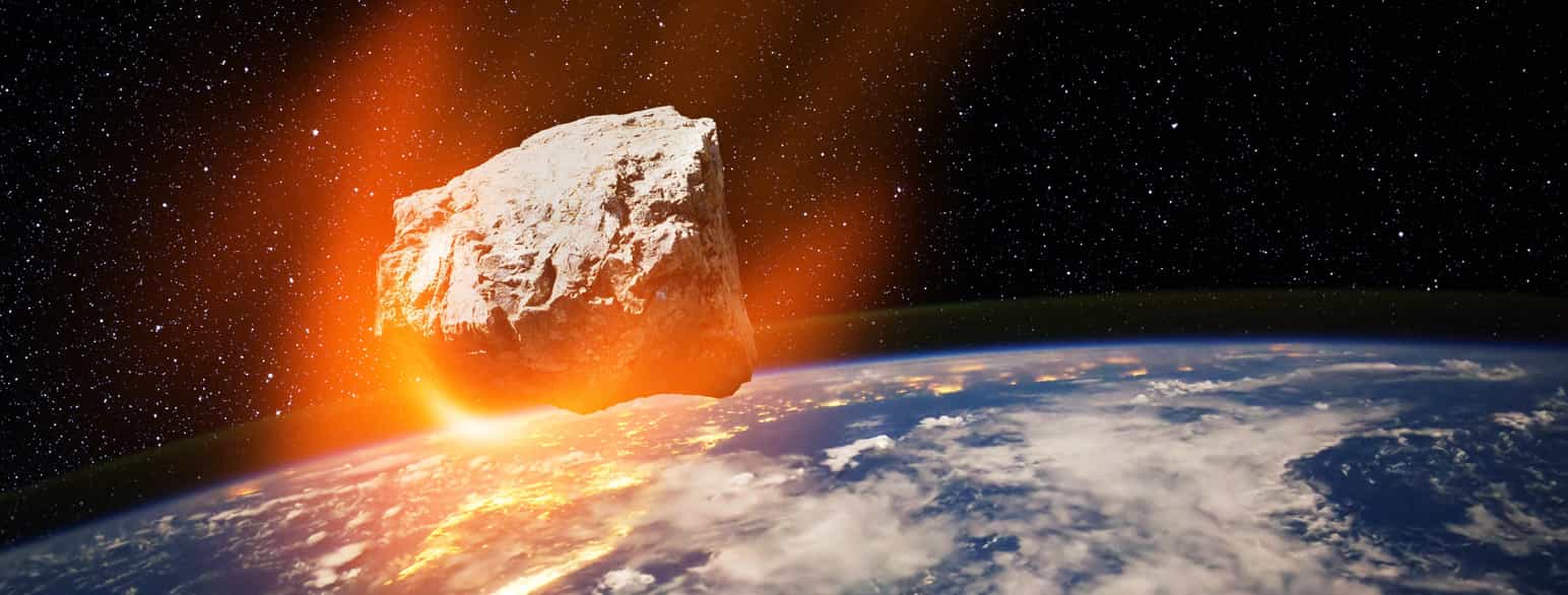 En stor, delvis glødende, meteor nærmer seg jorda. Digital tegning