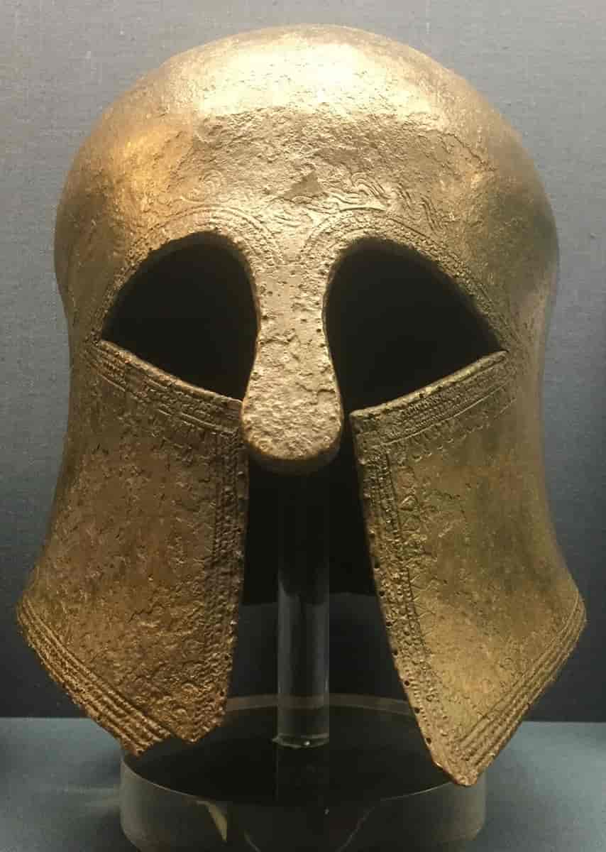 Korintisk hjelm brukt av spartansk soldat. Benaki-museet, Athen.