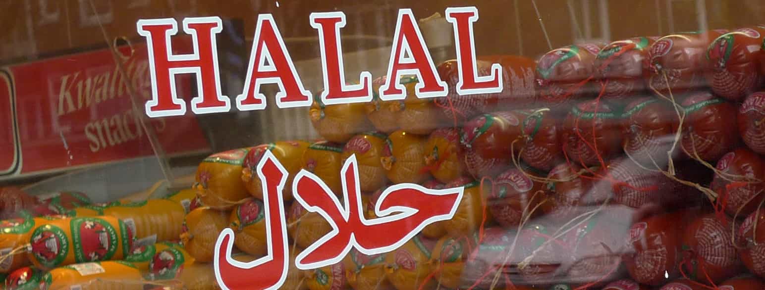 Slakterbutikk i Nederland med reklame for halal-kjøtt i vinduet