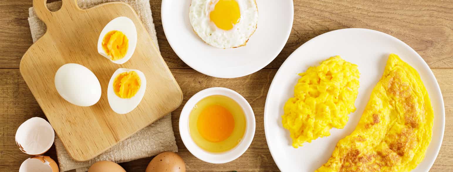 Det er mange måter å spise egg på. Her er hardkokt egg, rått egg, speilegg, eggerøre og omelett