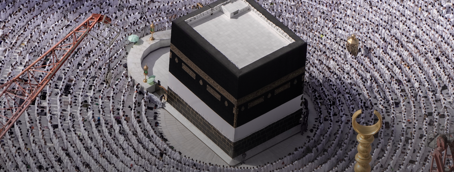 Muslimske pilegrimer går i ring rundt Kaba under pilegrimsferden til Mekka i Saudi-Arabia