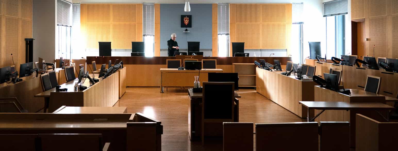 En rettssak foregår som oftest i en rettssal. Her er en av rettssalene i Oslo Tinghus