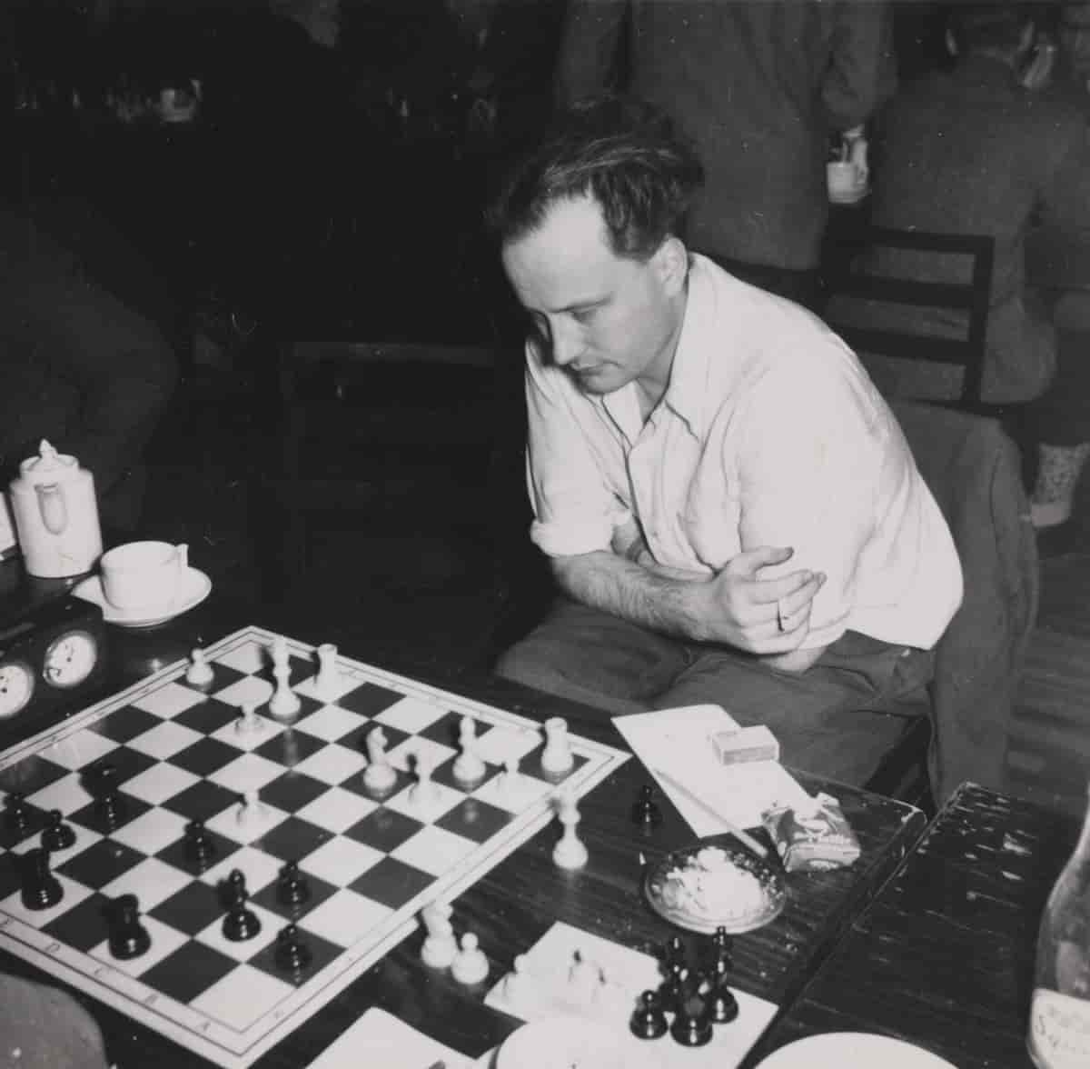 André Bjerke spiller sjakk