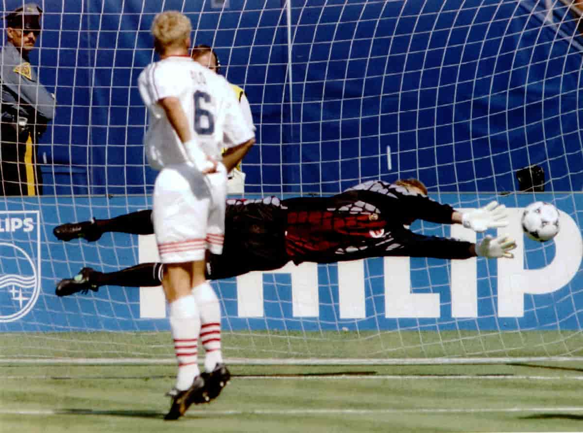 Erik Thorstvedt redder et skudd i mot Italia i VM 1994.