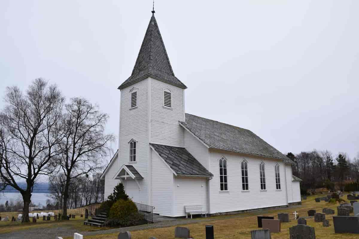 Bjoa kyrkje ligger i Innbjoa.