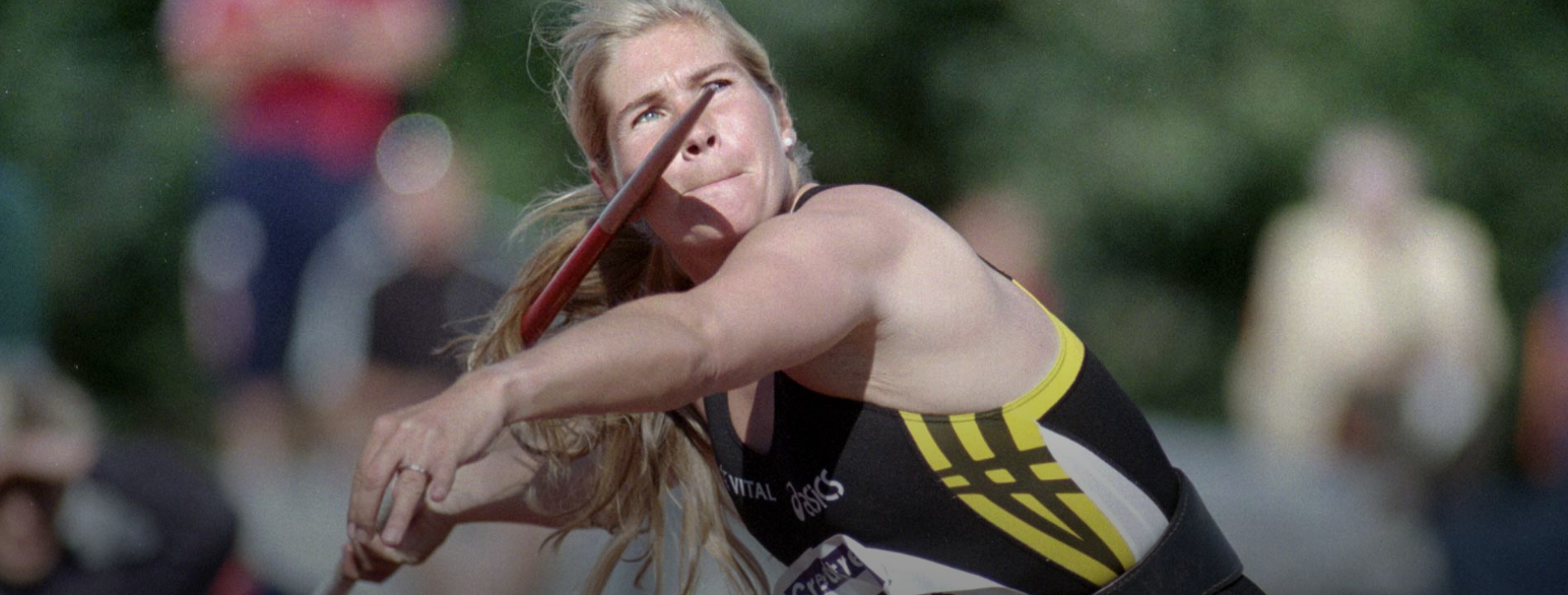 Trine Hattestad kaster spyd under friidretts-NM i 1998.