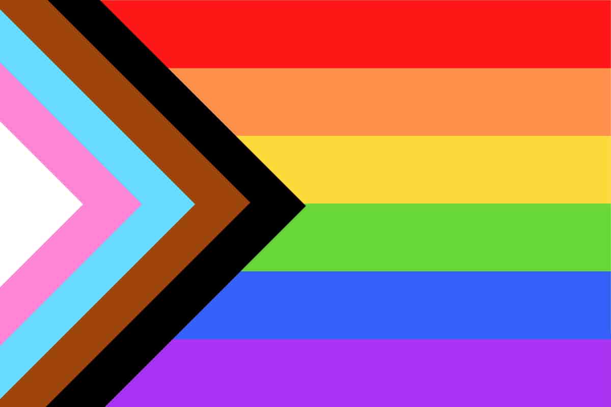Regnbogeflagg med innfelt trekant i svart, brunt, lyseblått, lyserosa og kvitt