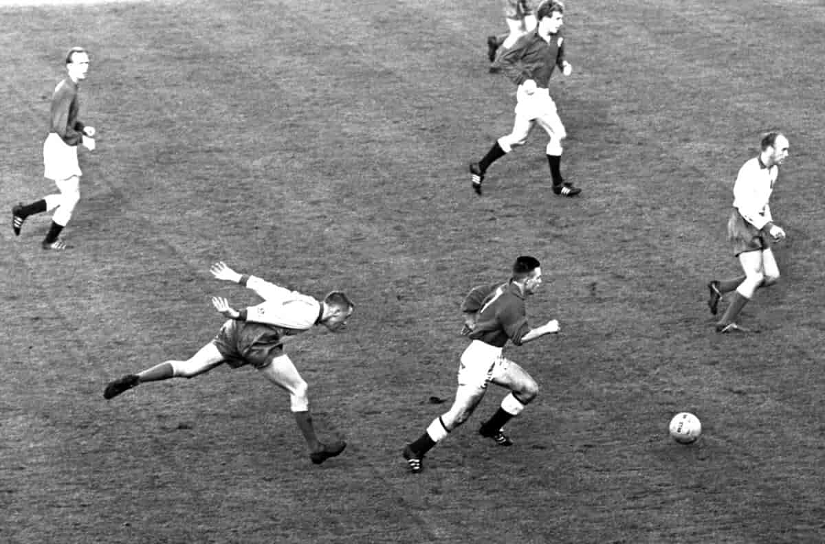 Roald Jensen fosser fremover på banen i en landskamp mot Sverige i 1962.