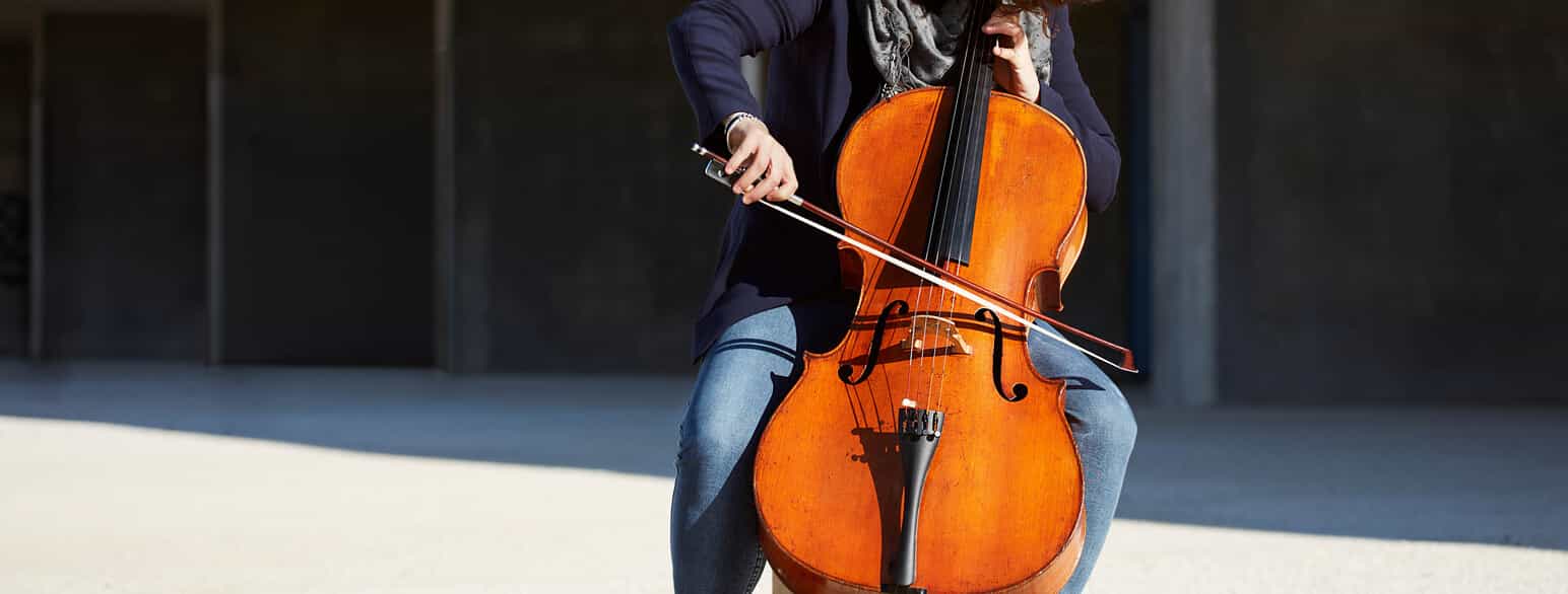 Kvinne som spiller på en cello.