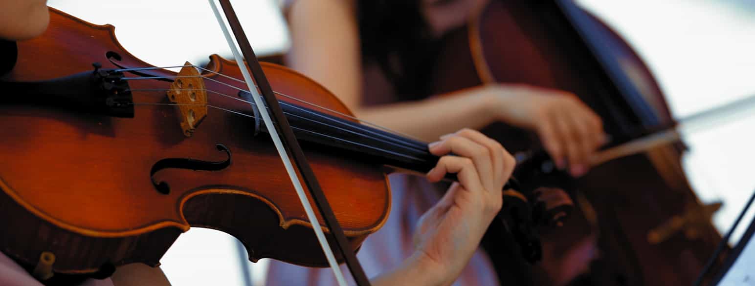 Nærbilde av en fiolin og en cello.
