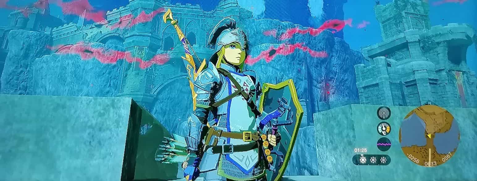 En spillfigur i i rustning med hjelm og skjold i et blålig landskap med bratte fjellsider i bakgrunnen. Skjermbilde fra dataspill