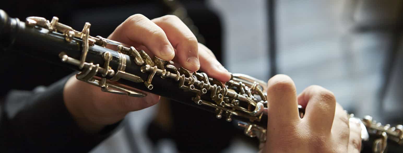 Nærbilde av fingre som spiller på en obo.