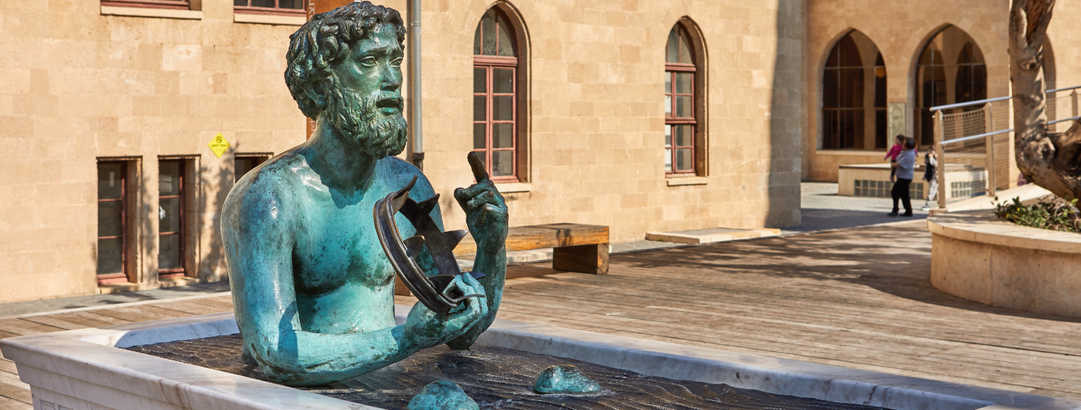 Statue av Arkimedes i et badekar. Haifa, Israel