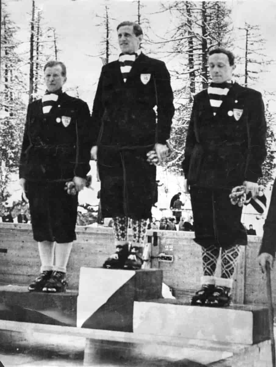 Olympiske vinterleker i St. Moritz 1948. Norge tar alle medaljene: fra venstre Birger Ruud (sølv), Petter Hugstedt (Gull) og Thorleif Schjelderup (bronse).