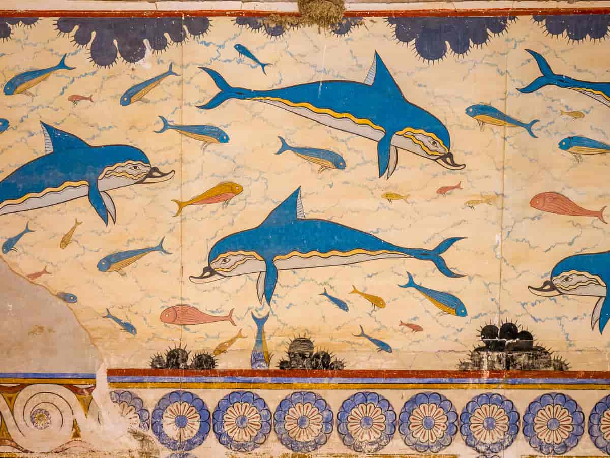 En freske med delfiner som svømmer. Foto