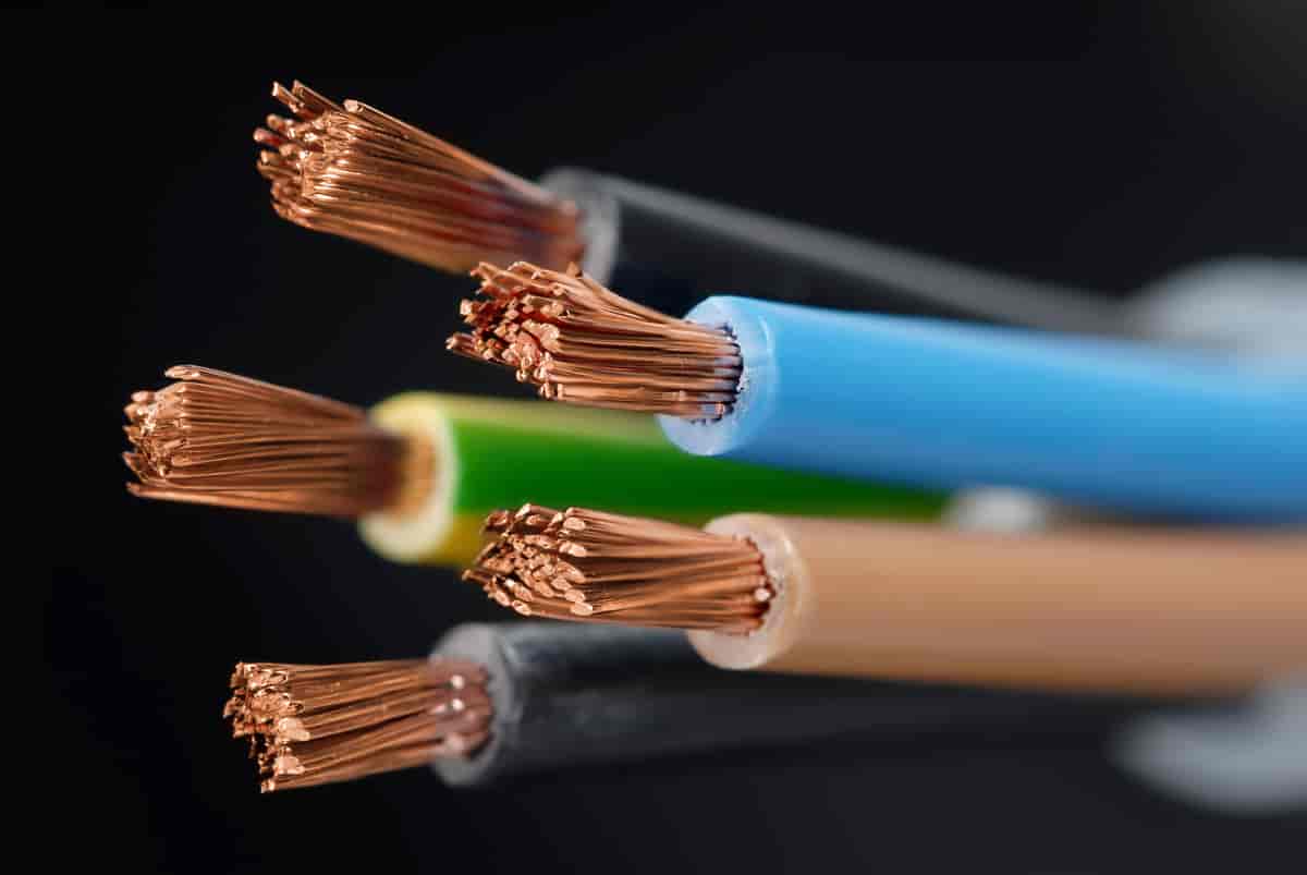 Flere ledninger i metall som har gummi med forskjellige farger rundt seg.