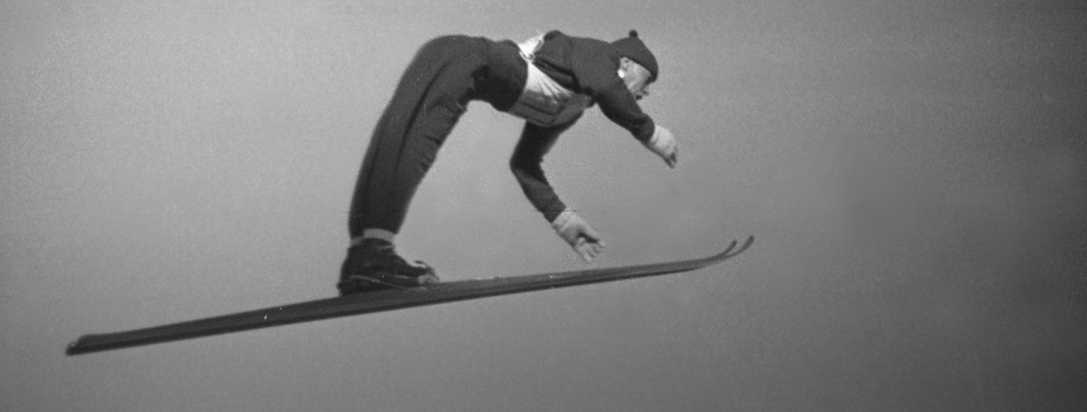 Asbjørn Ruud hopper i Holmenkollen i 1947.