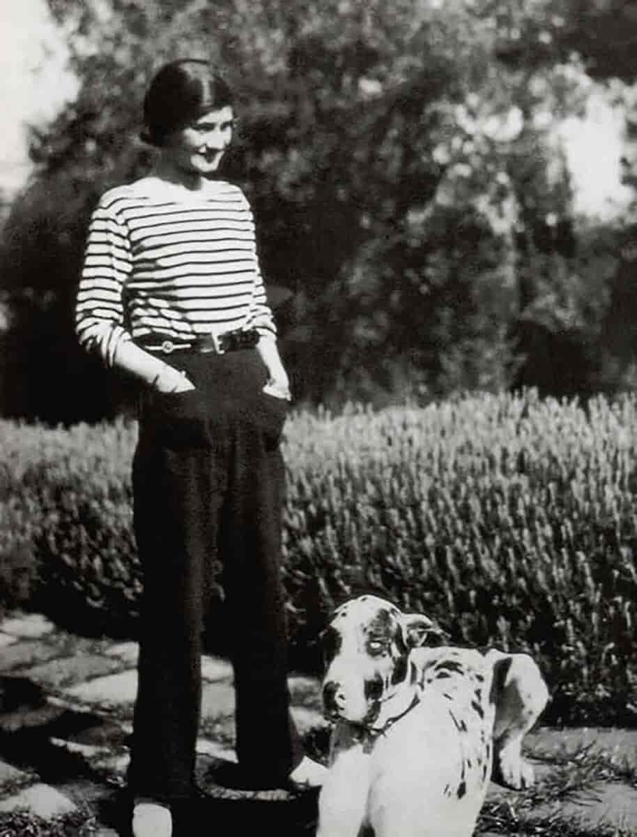 Coco Chanel i bukser og Breton-stripete genser, 1928