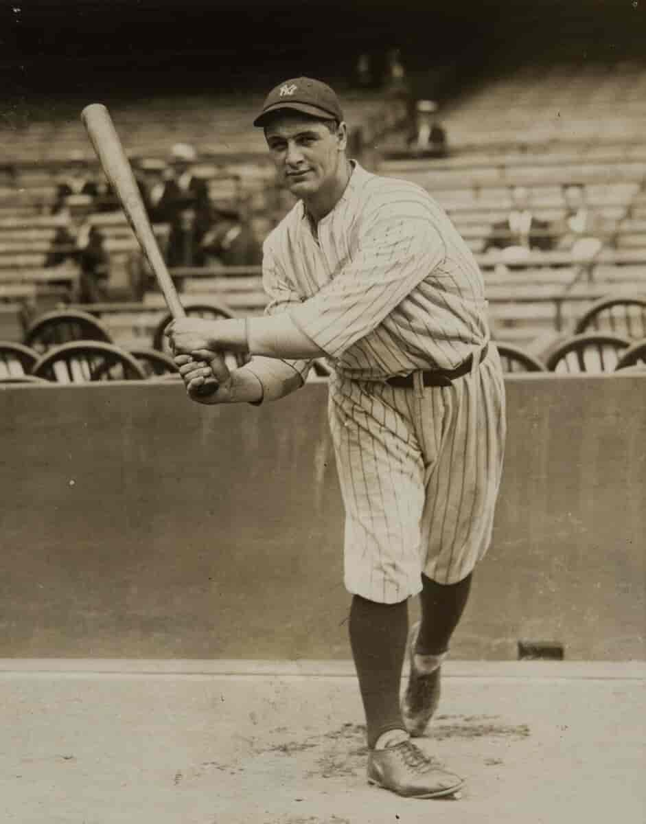 Baseballspiller Lou Gehrig med balltre på baseballbanen.