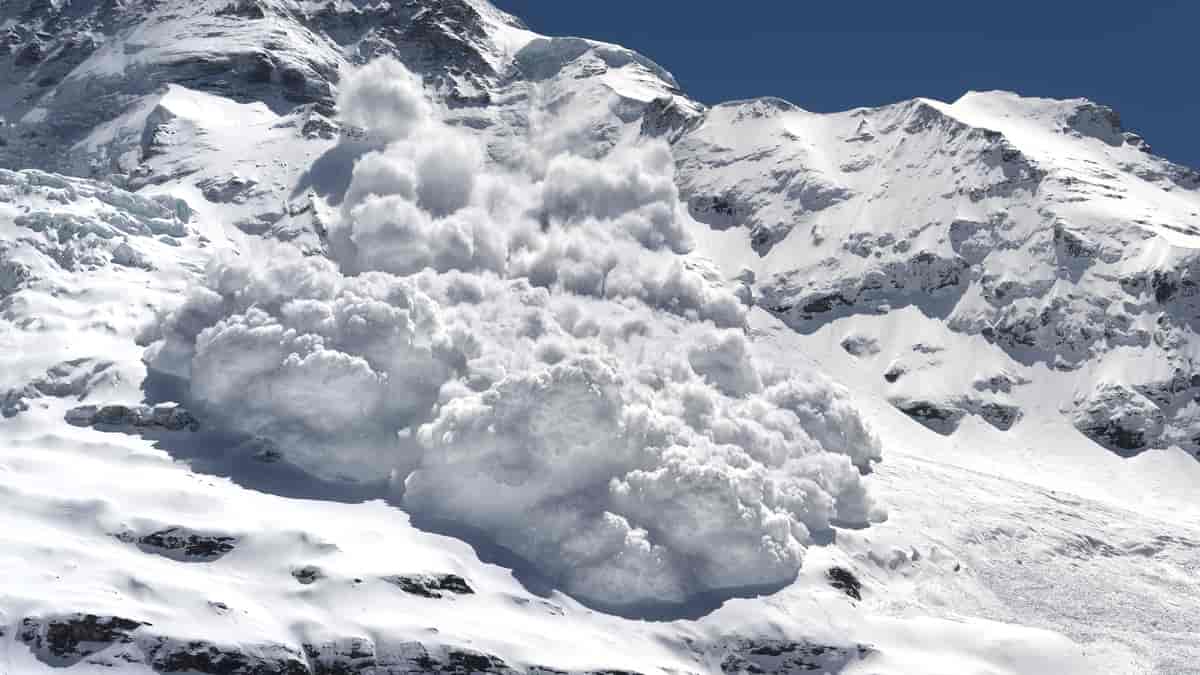 En fjellside med tydelige store masser med snø som flytter seg nedover.