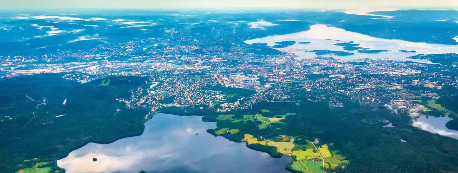 Mennesker bruker mye areal til sine bosteder og landbruk. Bildet viser Oslo.