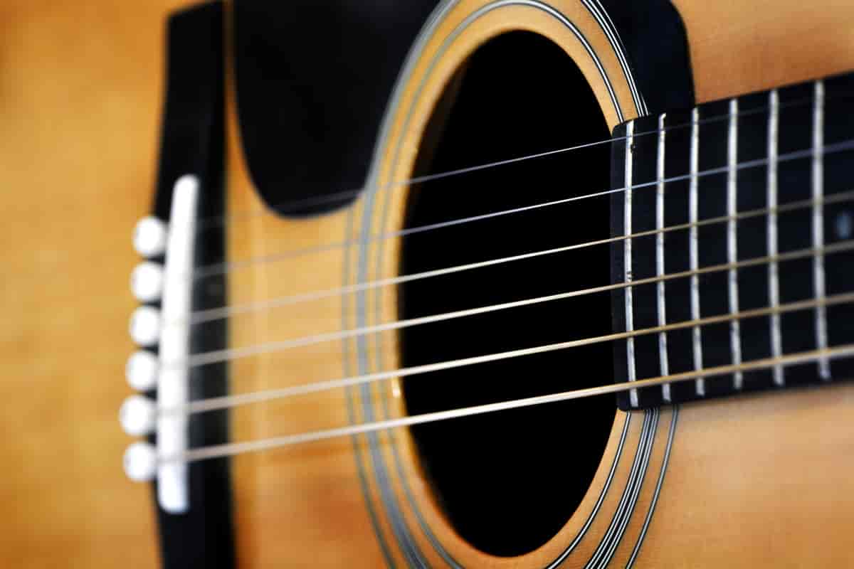 Nærbilde av strenger på en gitar.