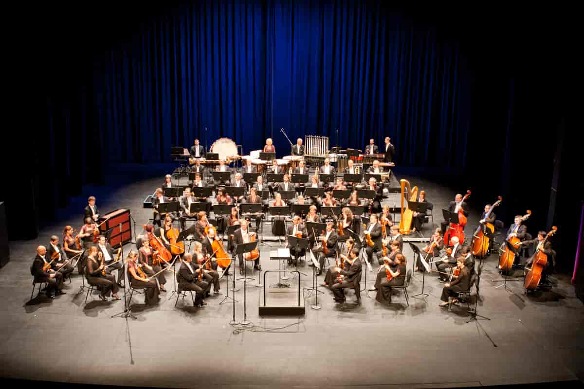 Klassisk symfoniorkester med musikere.