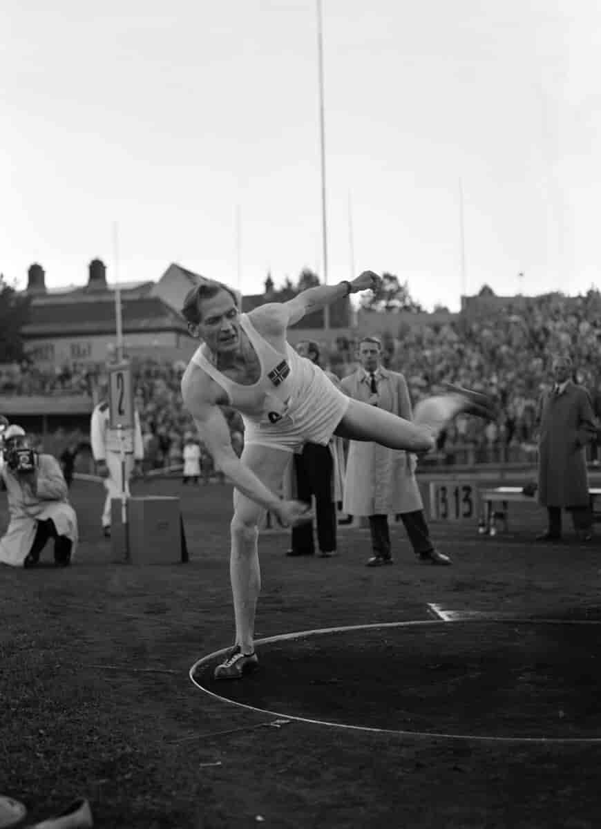 Stein Johnson i aksjon i diskos under en friidrettslandskamp mot Finland på Bislett stadion i 1952.