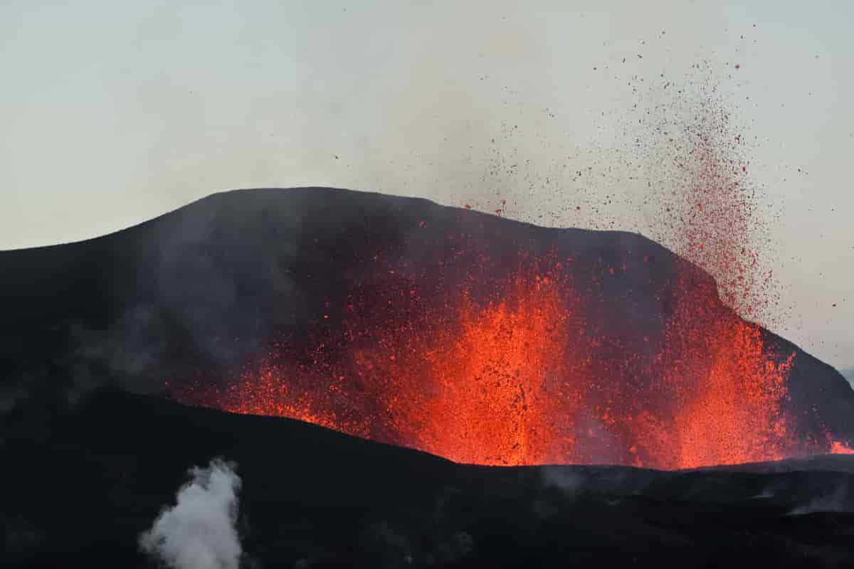 Lava spruter ut av en vulkan