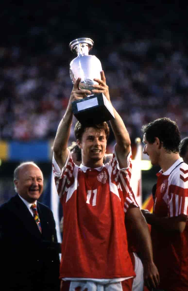 Michael Laudrup hever pokalen etter at Danmark har slått Tyskland i EM-finalen i fotball i 1992.