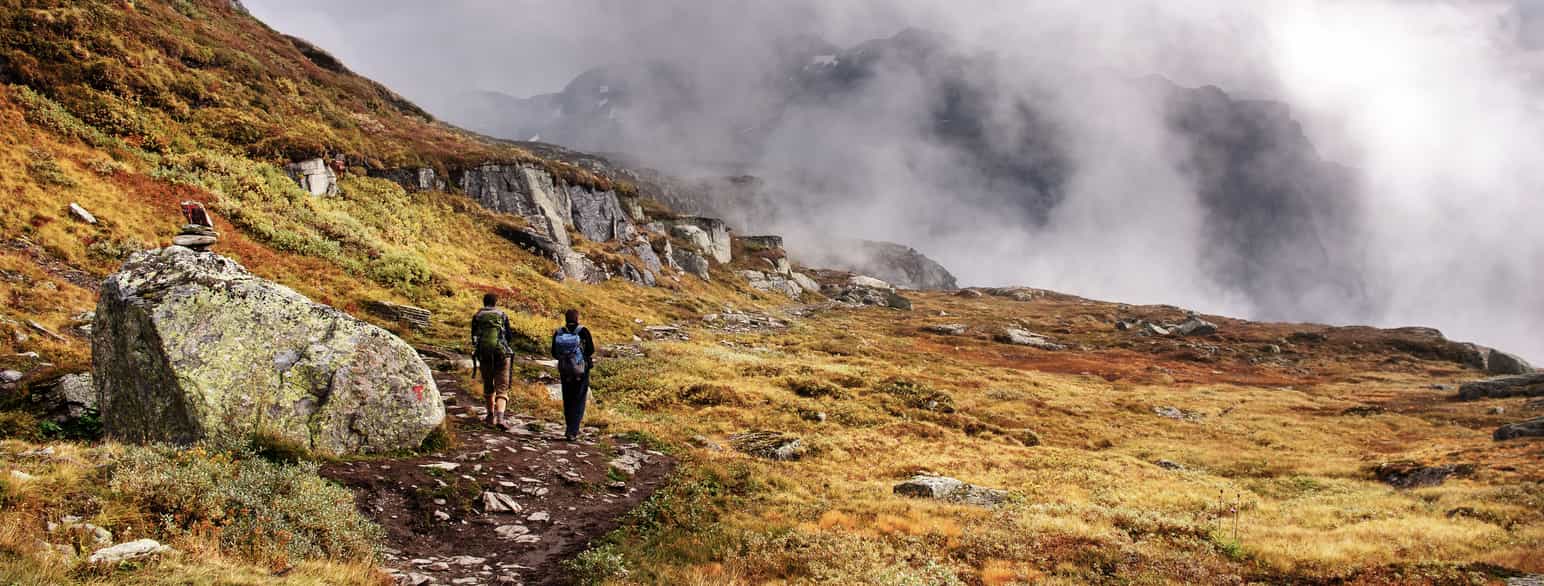 To personer på fjelltur i norsk landskap