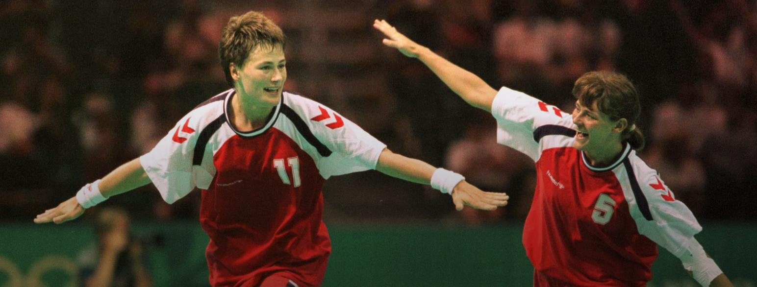 Anja Andersen feirer seieren over Norge i håndball under OL i Atlanta i 1996.
