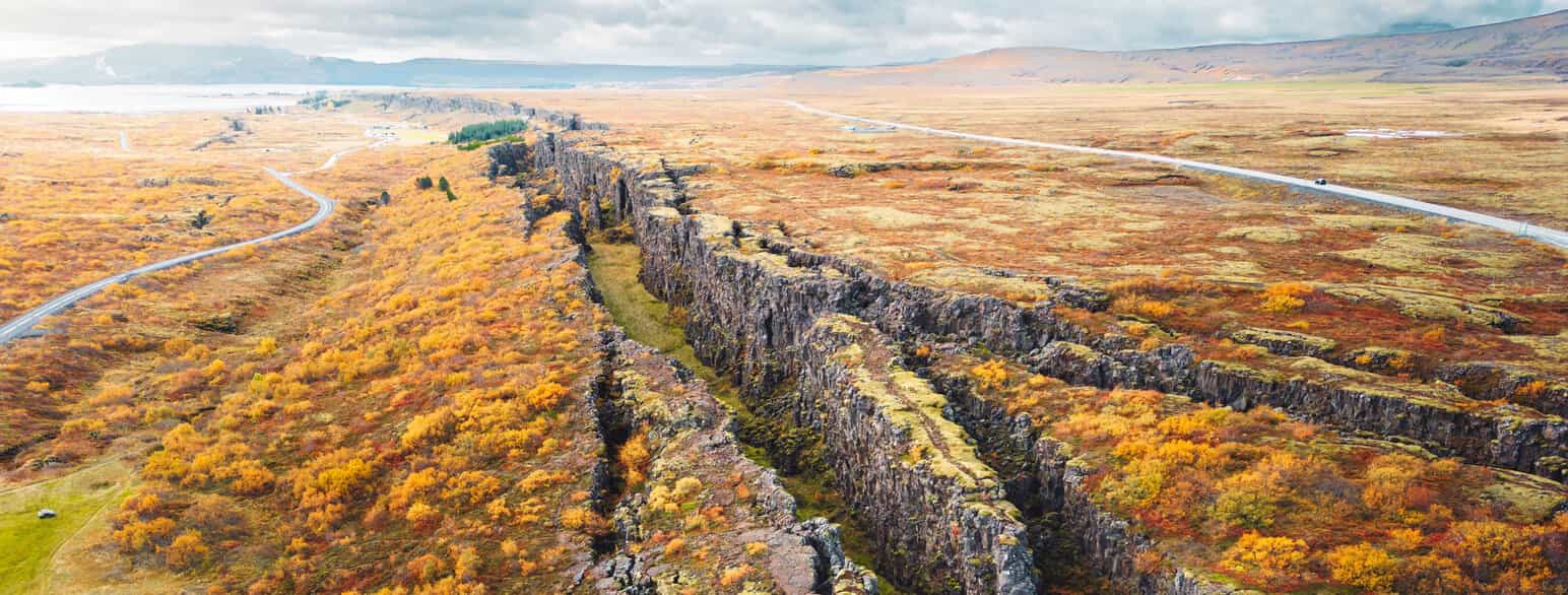 Tingvellir på Island: Den nordamerikanske plata til venstre, den eurasiske til høyre