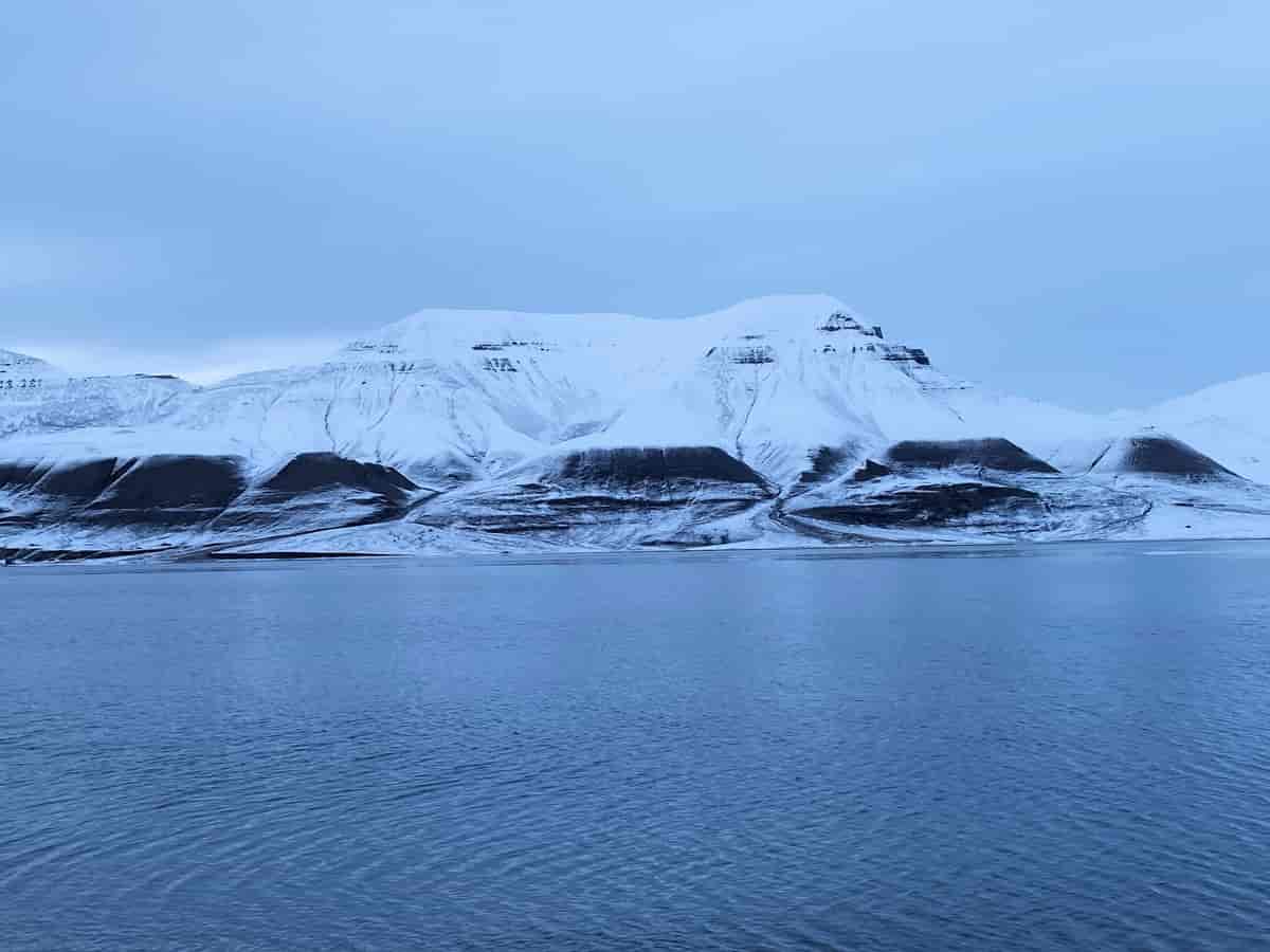 Hiorthfjellet sett fra Longyearbyen i september