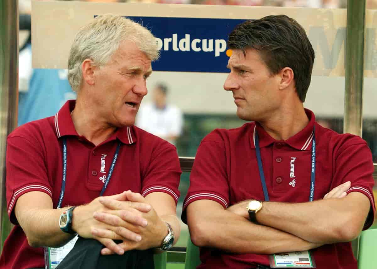 Morten Olsen sammen med Michael Laudrup som danske trenere under VM i 2002. 