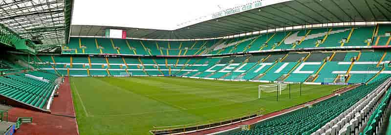 Celtic Park. Bildet er tatt fra kortsiden Lisbon Lions Stand, svingen der bortesupporterne er plassert.