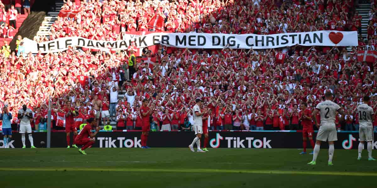Danske fans viser frem et banner med støtte til Christian Eriksen under en kamp mot Belgia i fotball-EM i 2021. 