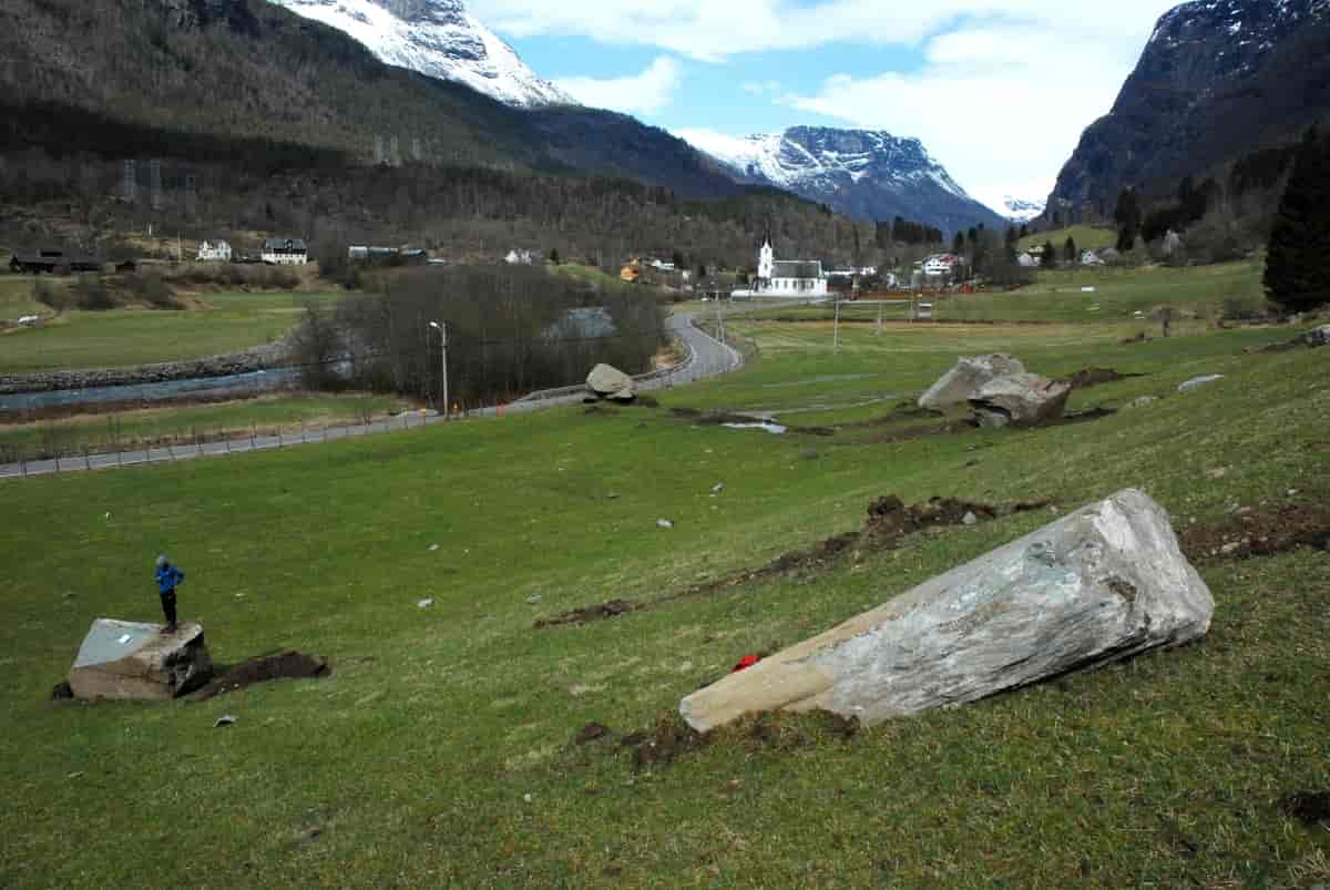 Flogstein og steinsprangblokker, Fortun, april 2014