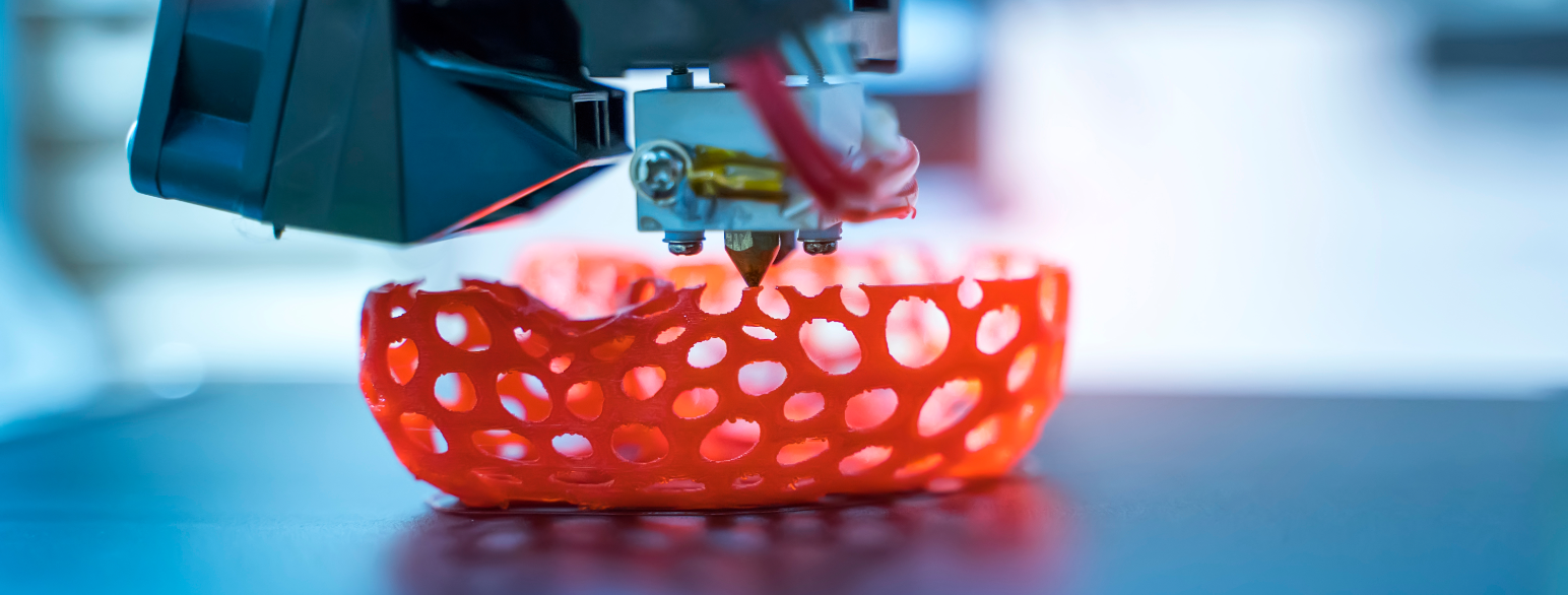 3D-printing av rødt plastobjekt