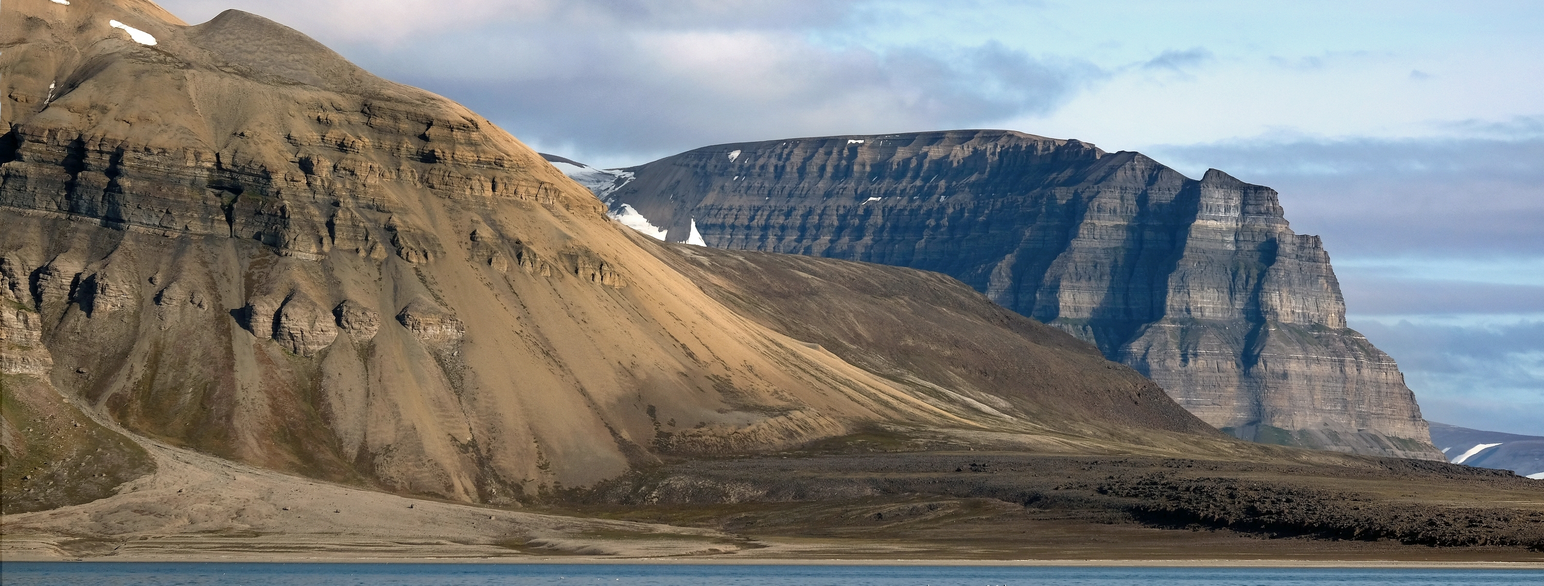 På Svalbard i Norge kan man se striper i fjellene. Dette er lag som er dannet på forskjellige tider i Jordas historie